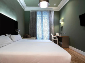 Petit Palace Lealtad Plaza