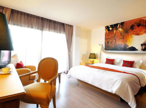 The StandardX Bangkok Phra Arthit