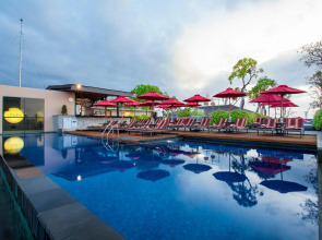 Отель Sevn Legian