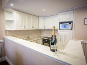 Queen's Court Hotel & Residence