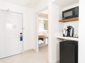 Holiday Inn Express & Suites Hollywood Walk Of Fame