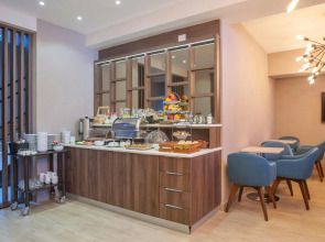 Отель Twelve by Aycon