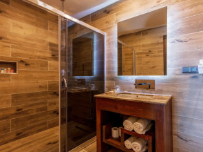 Manaspark Deluxe Hotel