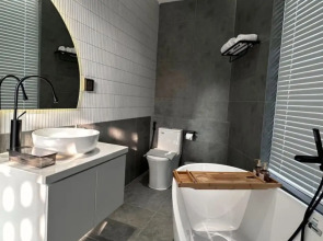 Kin Wander Tan Phong, The Moonage