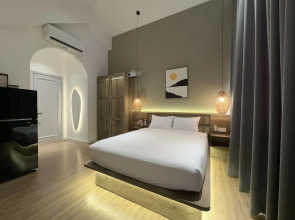 Kin Wander Tan Phong, The Moonage