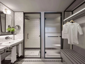 Отель Canopy by Hilton Madrid Castellana