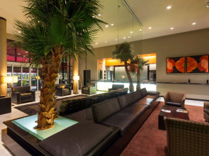 Ramada Plaza by Wyndham West Hollywood Hotel & Suites