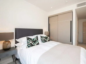 Modern Family Home close to Victoria Station