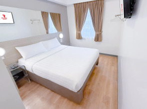 Red Planet Makati Amorsolo