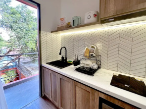 Kin Wander Tan Phong, The Moonage