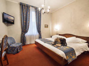 International au Lac Historic Lakeside Hotel