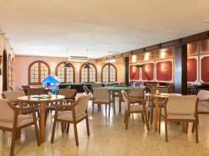 Vintage Hotel Mercedes