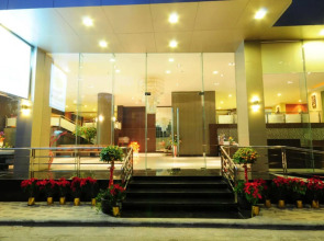 Boss Suites Nana Hotel