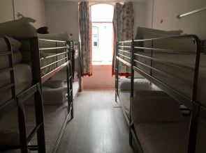 Golden Tram 242 Lisbonne Hostel