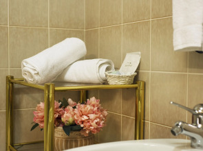 International au Lac Historic Lakeside Hotel