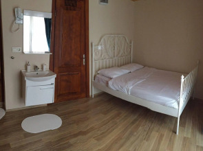 Cheers Midtown Hostel