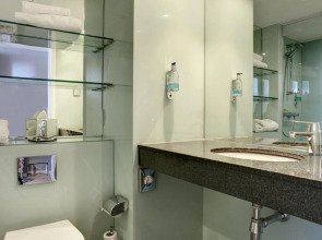 Holiday Inn London - Luton Airport by IHG