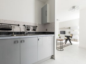 Luminous 2 Bed Balcony Flat in Islington