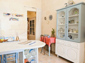 A Cosy Nest Overlooking The Sea