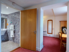 Waterloo Hub Hotel & Suites