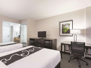 La Quinta Inn & Suites by Wyndham Plantation at SW 6th St