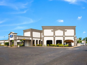 Red Carpet Inn & Suites