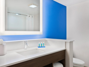 Holiday Inn Express & Suites Nearest Universal Orlando by IHG