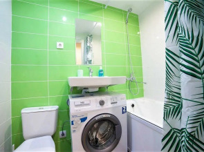 Диван и чемодан на улице Сибиряков-Гвардейцев