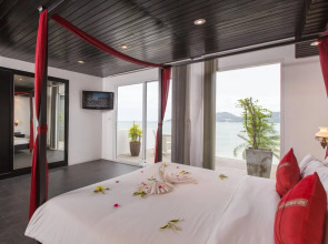 The Front Hotel and Apartment