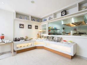 Alron Hotel Kuta Powered by Archipelago