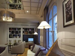 La Clef Louvre Paris by The Crest Collection