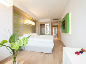 Отель Occidental Praha Five