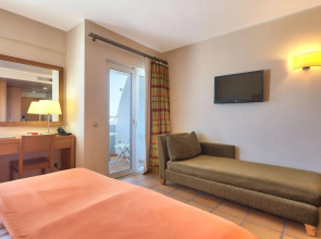 Four Views Monumental Lido