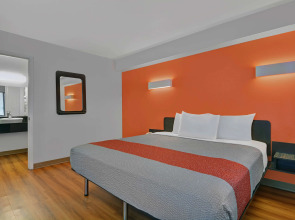 Motel 6 Cutler Bay, FL