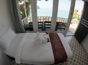 Phi Phi Cozy Seafront Resort