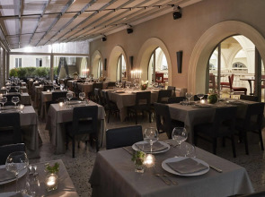 Отель The Building