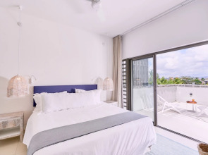 Les Estivales Beachfront Suites & Penthouses with LOV