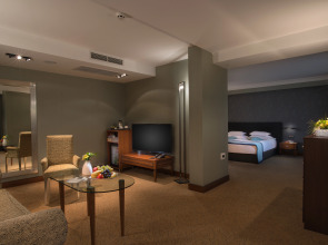 Rosslyn Thracia Hotel