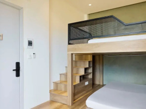 Kin Wander Tan Phong, The Moonage