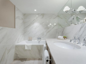 The College Green Hotel Dublin, Autograph Collection