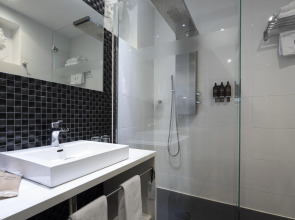 Petit Palace Lealtad Plaza