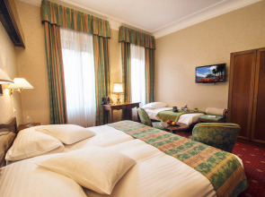 International au Lac Historic Lakeside Hotel