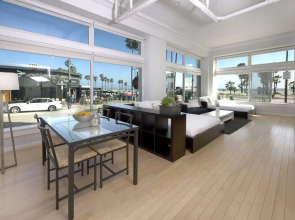 Air Venice on the Beach