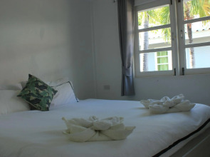 1715 House - White Rhino