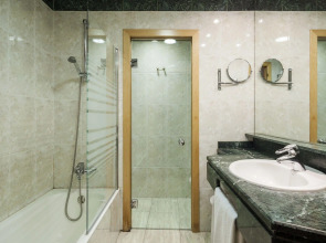 Отель Ilunion Bilbao