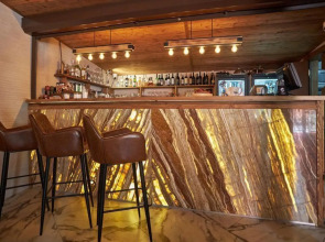 Апартаменты в отеле Red Wood (Ред Вуд)