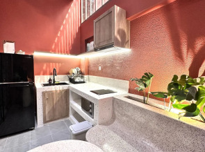 Kin Wander Tan Phong, The Moonage