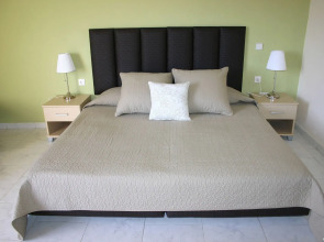 Lyristis Dinos Studios & Apartments