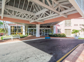 Comfort Suites Paradise Island