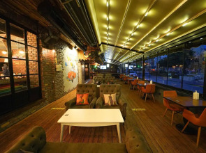 Voswos Garage Coffee & Hotel